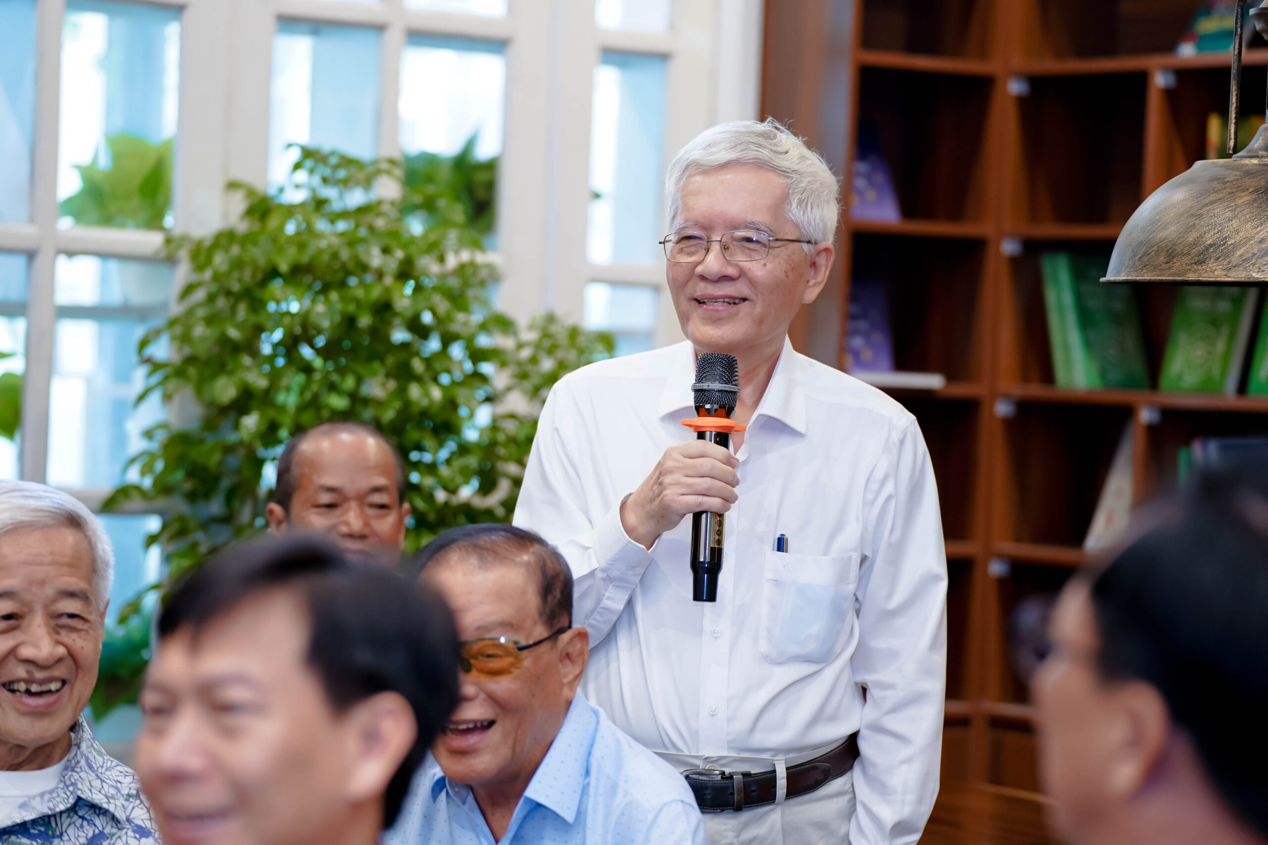 GS Huỳnh Như Phương trong buổi ra mắt Giai phẩm Xuân Người Quảng Ngãi - Bính Ngọ 2026